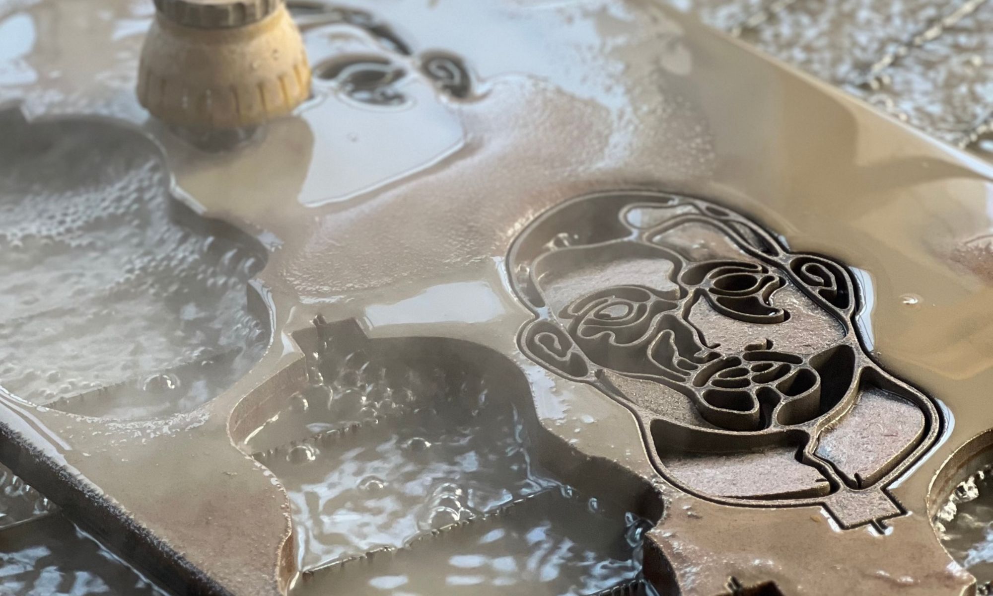Logo d'entreprise découpé au laser dans une plaque d'acier thermolaquée