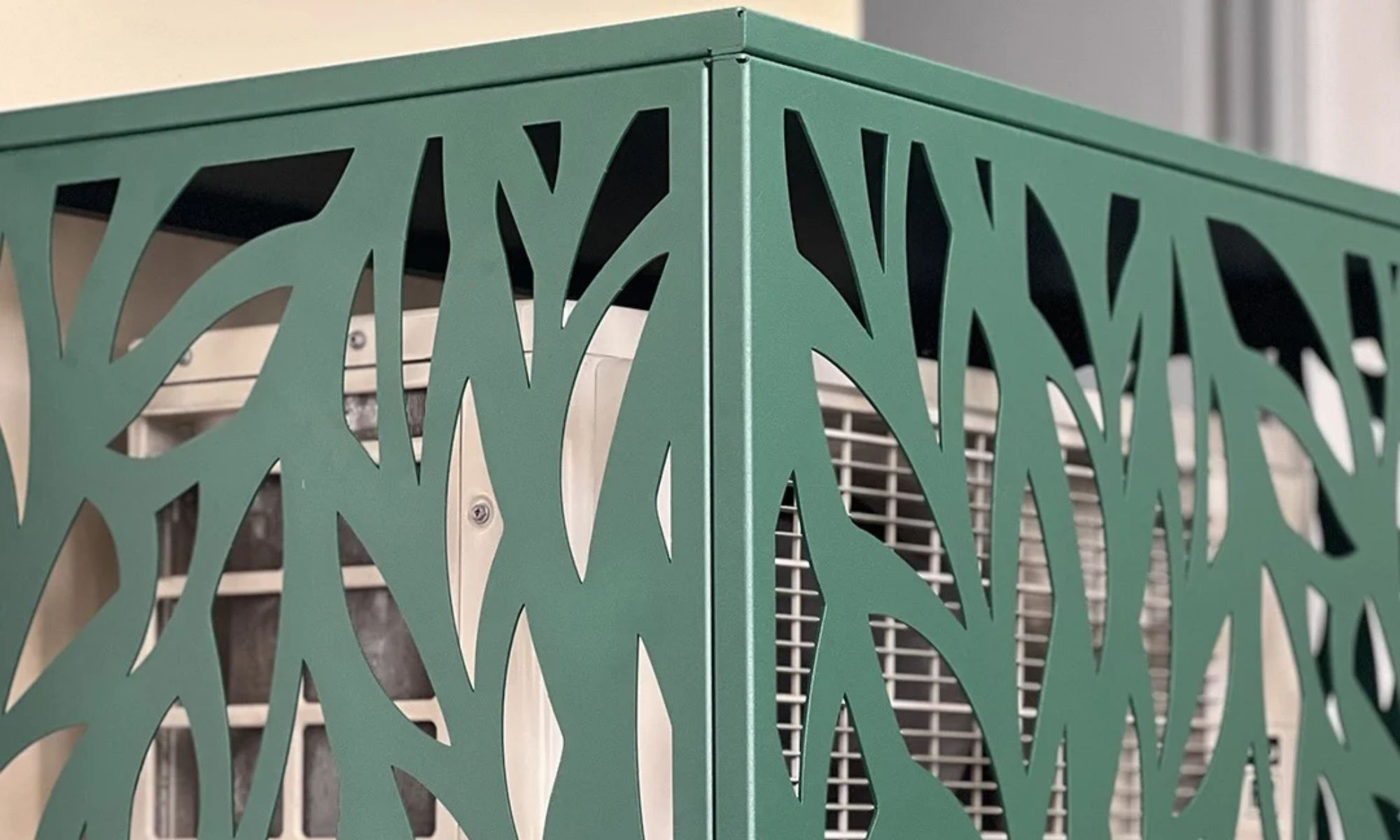Cache-clim en métal ajouré sur mesure sur une terrasse à Nice